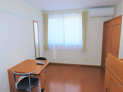 カーテンやテーブルも備え付けです
