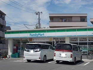 ファミリーマートまで620m