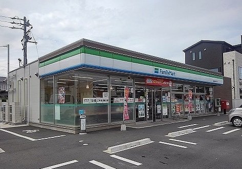 ファミリーマートまで210m
