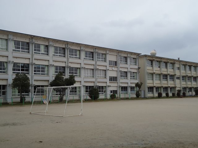 倉吉市立上灘小学校まで900m