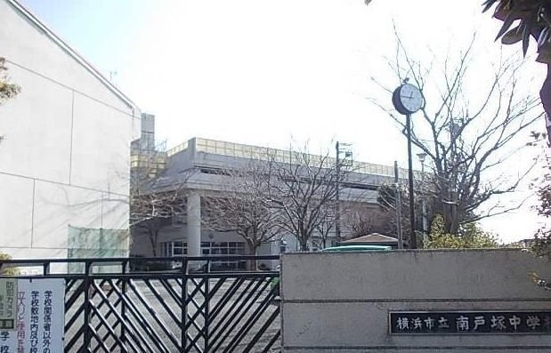 南戸塚中学校まで378m