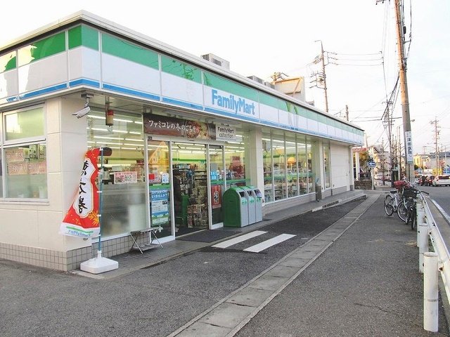 ファミリーマートまで210m