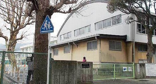 大楠小学校まで326m
