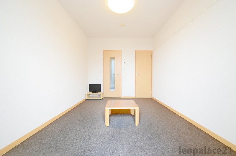 2F以上の部屋の床材は絨毯です。