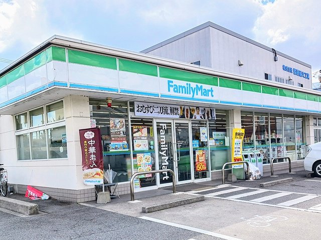 ファミリーマートまで320m