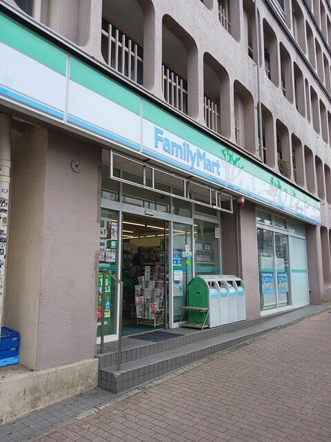ファミリーマートまで220m
