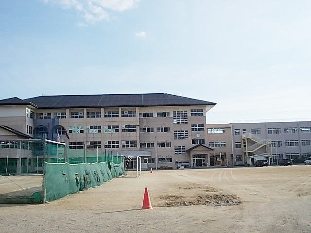 西中学校まで1600m
