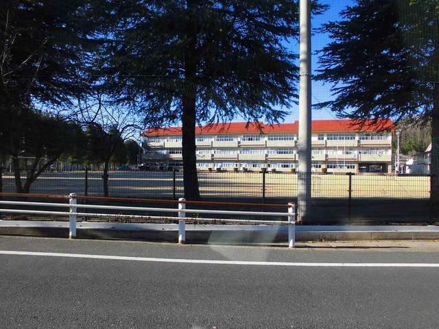 坂西中学校まで1300m