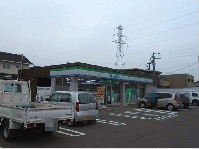 ファミリーマート西改田の上町店まで200m