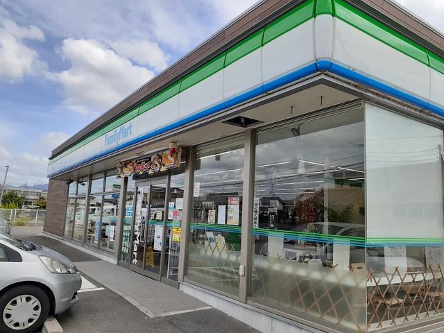 ファミリーマート岩出川尻店様まで500m