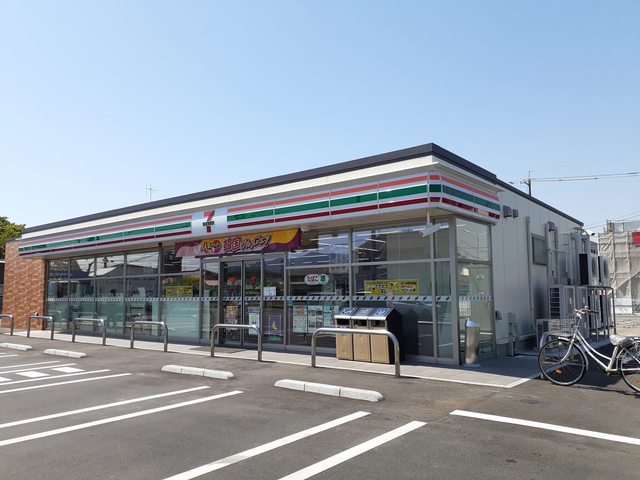 セブンイレブン南手城町2丁目店まで185m