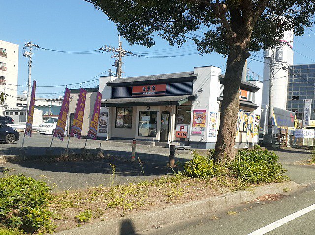 吉野家東バイパス店まで750m