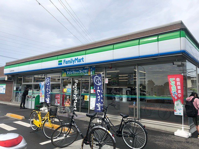 ファミリーマートまで60m