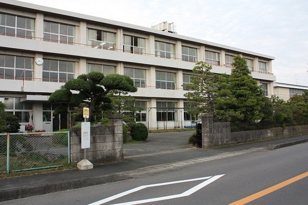 掛川市立曽我小学校まで1300m