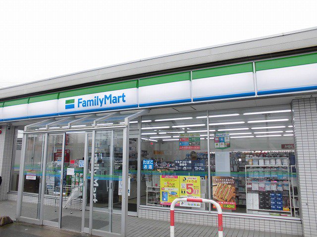 ファミリーマートまで710m