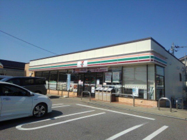 セブンイレブン高岡内免３丁目店まで350m