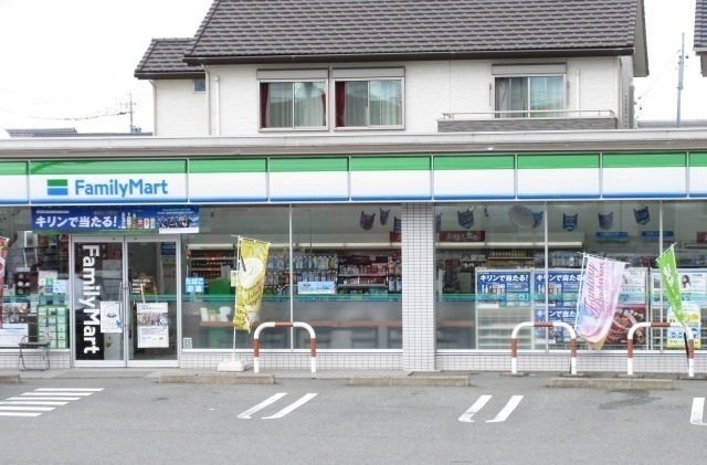 ファミリーマート伊勢上地店まで750m