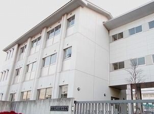 白浜小学校まで1240m