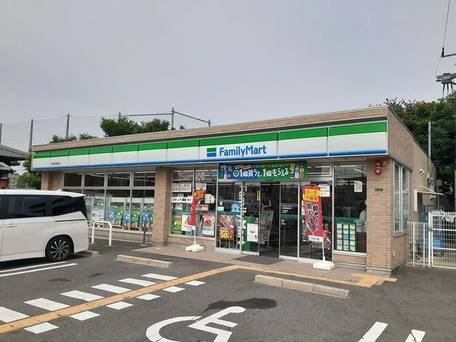 ファミリーマート様まで700m