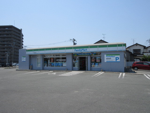 ファミリーマートまで610m