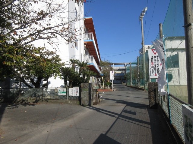 柳河小学校まで390m