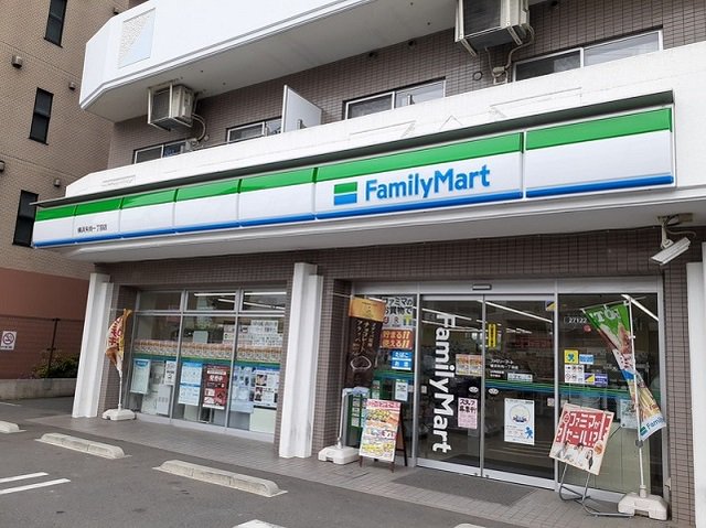 ファミリーマートまで270m