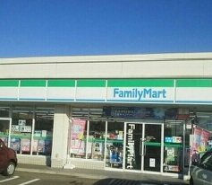 ファミリーマートまで990m