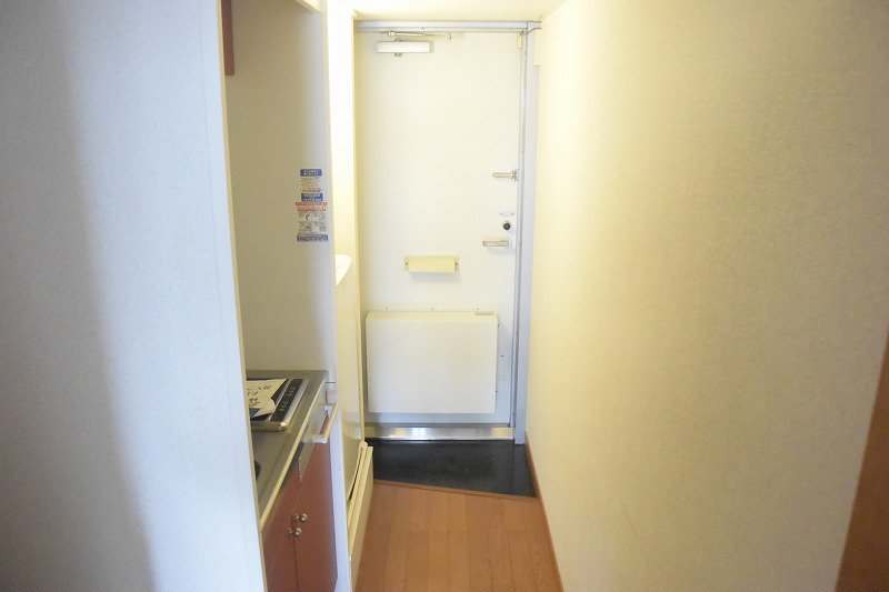 お部屋まで一本道の玄関。