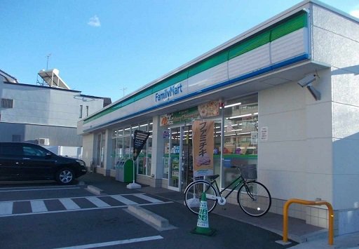 ファミリーマートまで1700m
