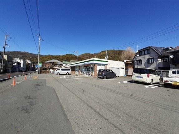 ファミリーマート 伊野公園店まで800m