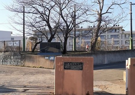武山小学校まで636m