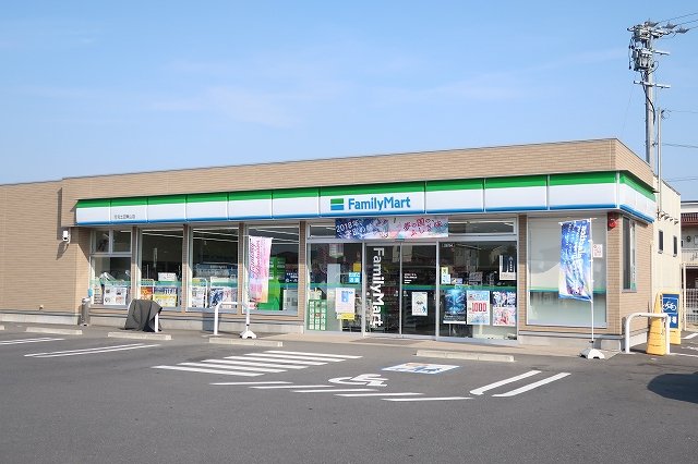ファミリーマートまで900m