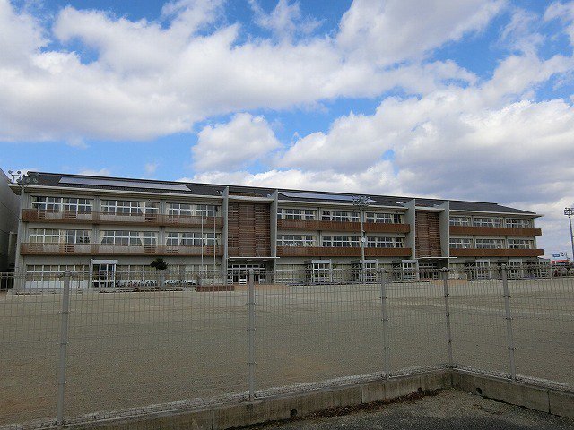 町立八幡小学校まで1100m