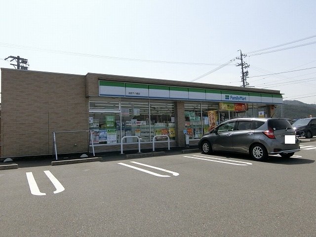 ファミリーマート池田下八幡店まで675m