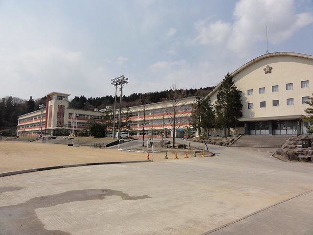 石動小学校まで1200m