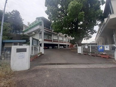 坂出市立金山小学校まで1700m