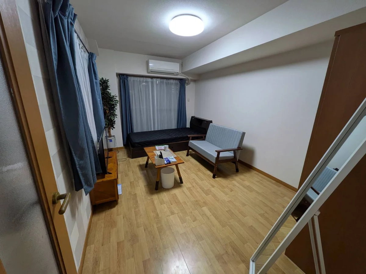 角部屋で東側にも窓があります。2025/12/11ソファ、ベッドマット交換