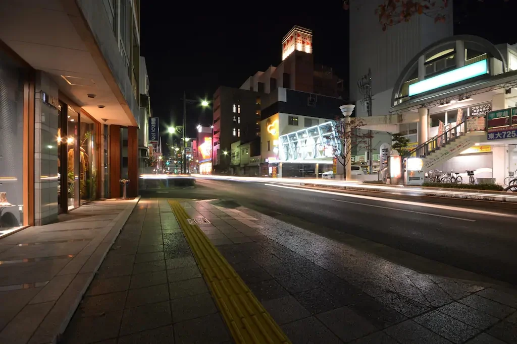 瓦町は夜も明るく安心して歩けます。