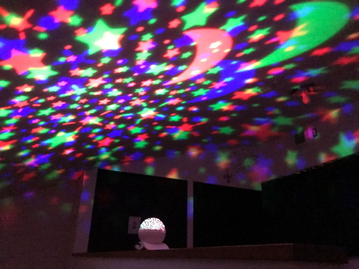 室内には2種類のプラネタリウムを設置しています。