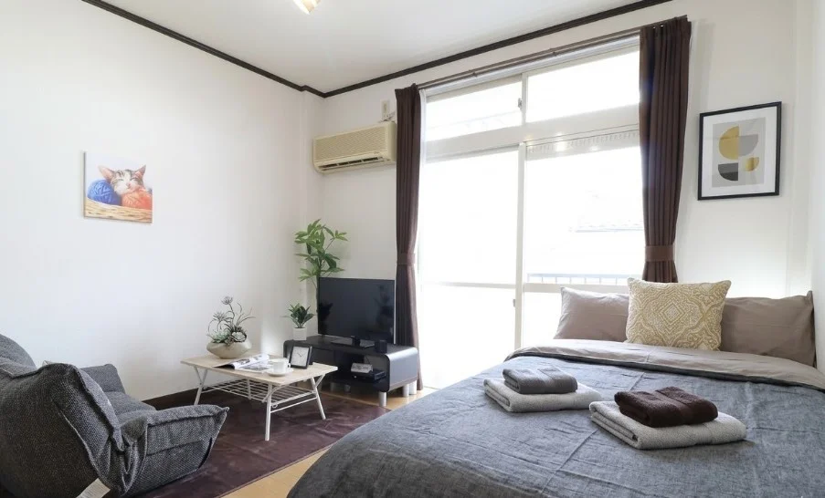 ソファ付き１Kタイプのお部屋です。　一人暮らしに必要な家具家電が充実したマンスリーマンション！　ビジネスホテルより割安で経費削減にも！※植木と額とクッションなどの装飾は写真用です。