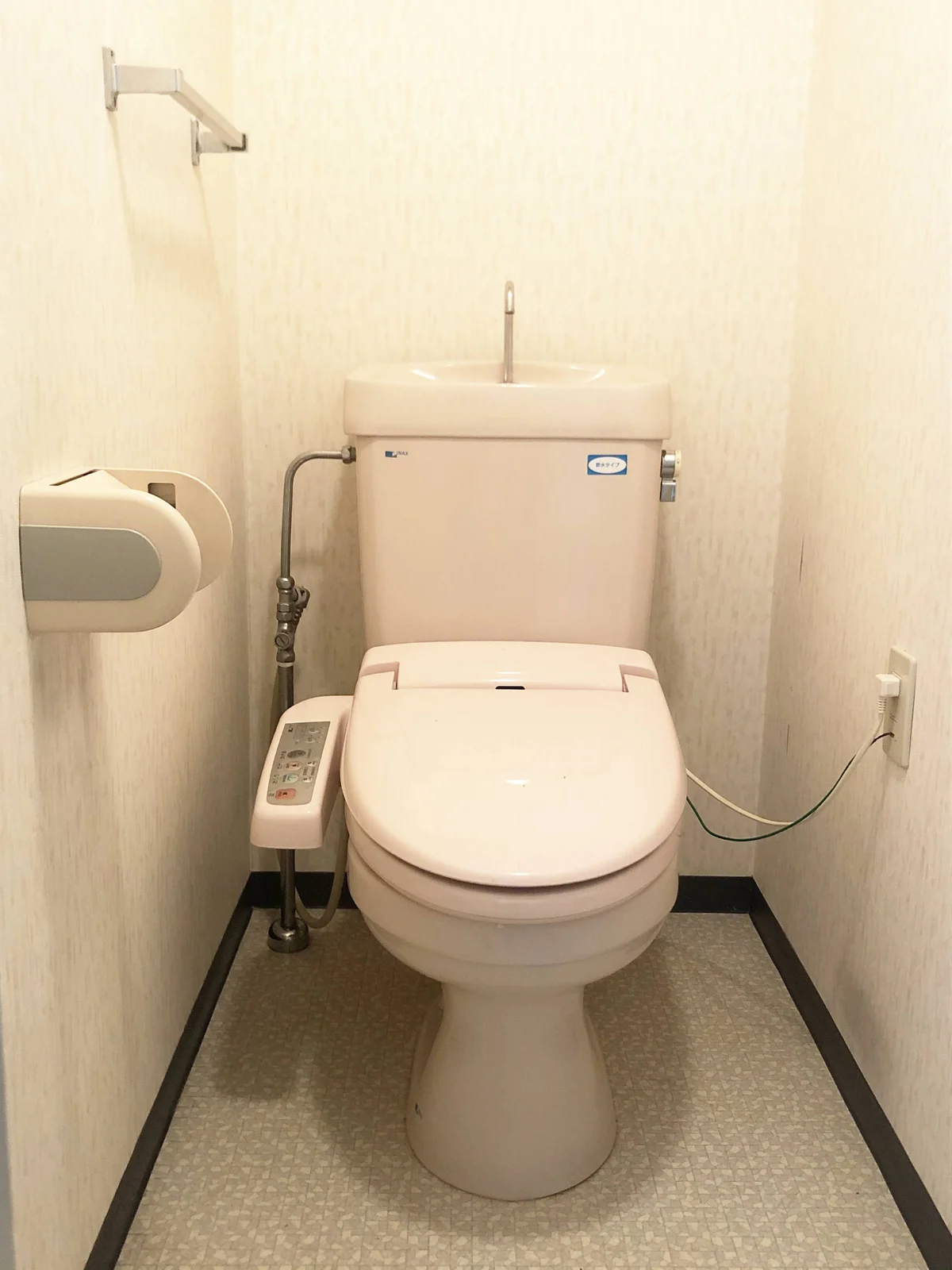 温水洗浄便座付きのお手洗い◎ 老若男女皆さまに安心してご利用いただけます♪