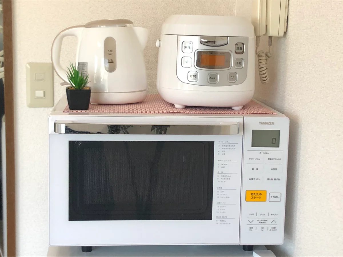 滞在中でも不自由なく料理が可能です! 電子レンジ、炊飯器、ケトルもあり生活がグッとアップする家電なこと間違いなしです。洗い物削減にも◎滞在中でも不自由なく料理が可能です! 電子レンジ、炊飯器、ケトルもあり生活がグッとアップする家電なこと間違いなしです。洗い物削減にも◎