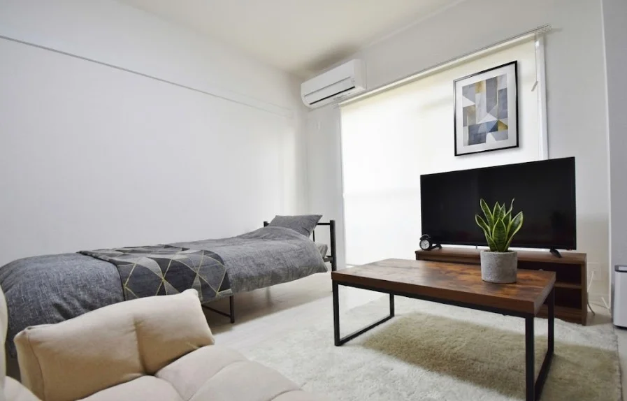 【室内画像】鳥取市ウィークリーマンションのお部屋です♪お部屋のクロスがとてもオシャレです(^^♪研修などのご利用にも最適です★※植木と額とクッションなどは写真用です。