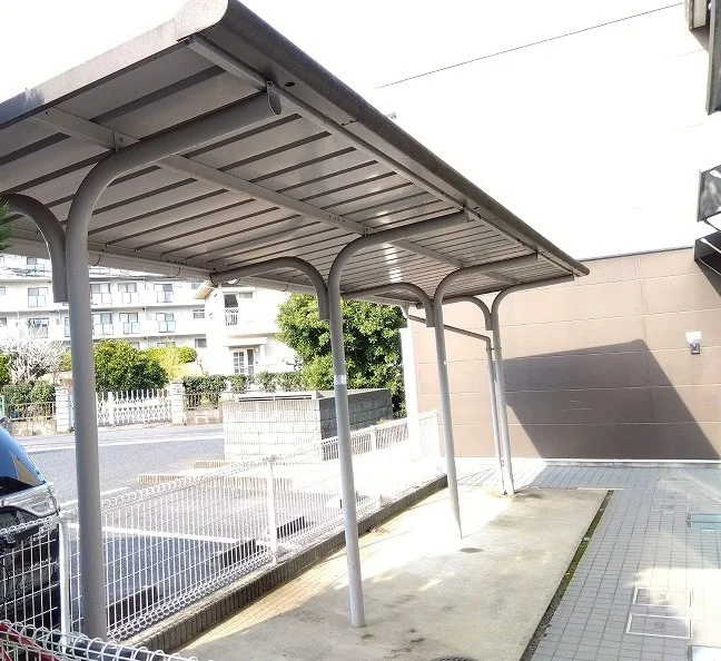屋根付き駐輪場完備