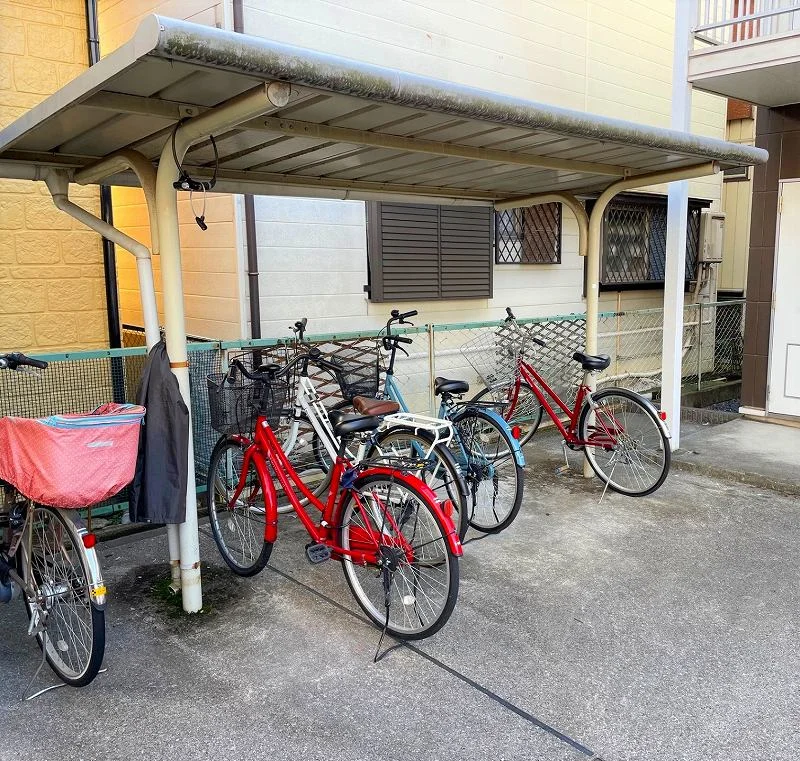 屋根付き駐輪場完備