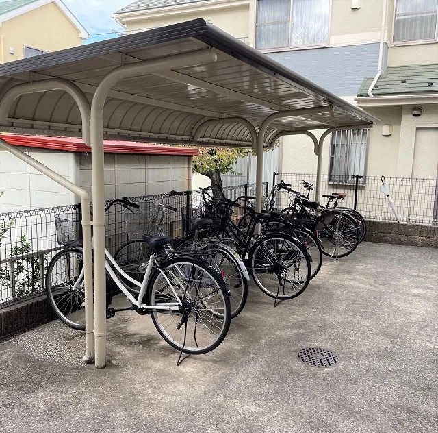 屋根付き駐輪場完備