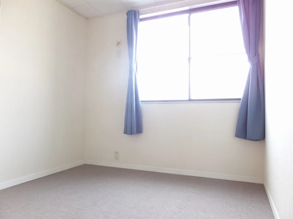 階段を上がると２部屋居室がございます。