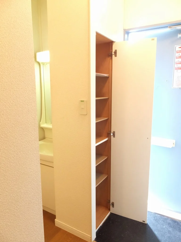 玄関横には大容量の靴箱がございます。