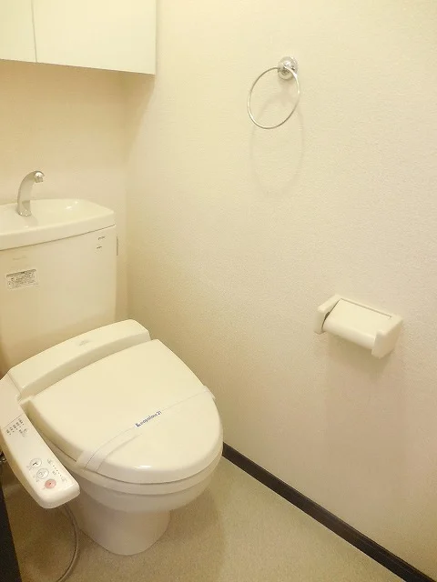ウォシュレット付きのトイレになっています。