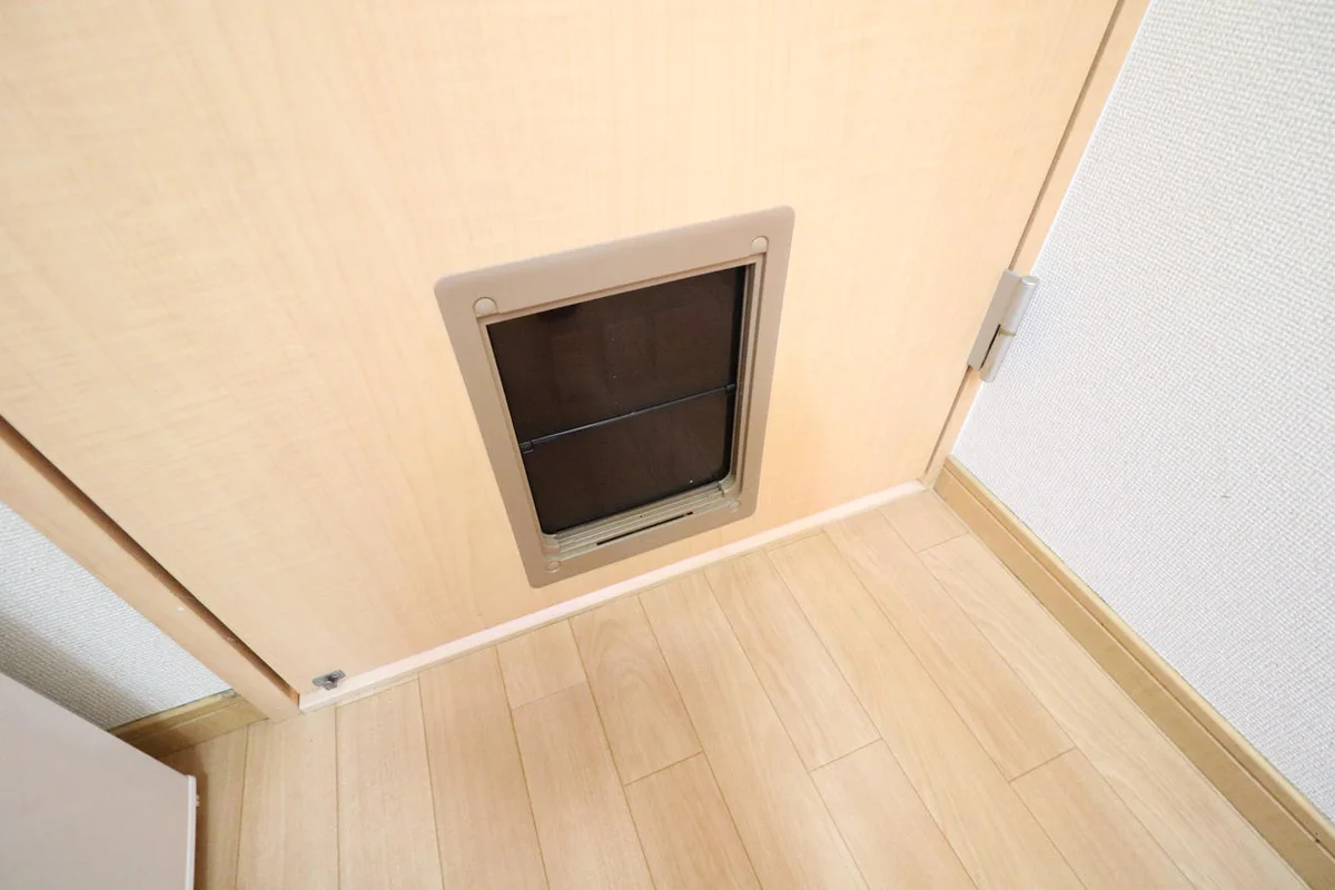 小型犬が通れるように小窓を居室扉にご用意